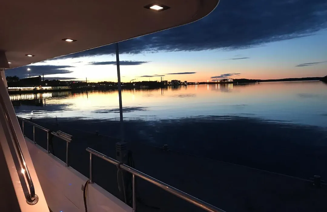 1-3 Bed Cabin On A Luxurious Yacht-1